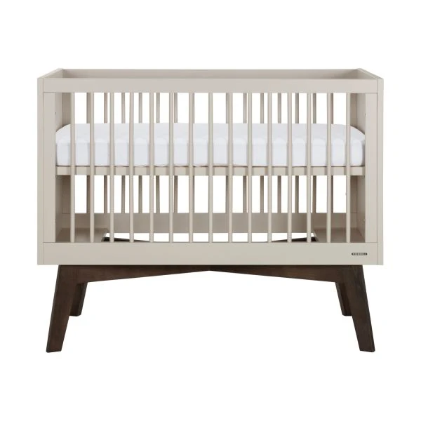 Kidsmill Sixties Babybed Oatmeal / Walnoot 60 X 120 Cm 3 Kidsmill Sixties Babybed Oatmeal / Walnoot 60 X 120 Cm