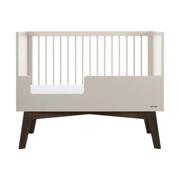 Kidsmill Sixties Babybed Oatmeal / Walnoot 60 X 120 Cm 5 Kidsmill Sixties Babybed Oatmeal / Walnoot 60 X 120 Cm - Afbeelding 3