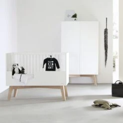 Kidsmill Sixties Babybed Wit Mat / Naturel 60 X 120 Cm -Beste Kinderserie Winkel babykamer sixties blank sfeer 2 1 1 1738