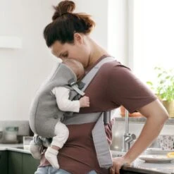 BabyBjörn Mini 3D Jersey Draagzak Lichtgrijs -Beste Kinderserie Winkel bc mini light grey 3d jersey 021072 02 f2b9