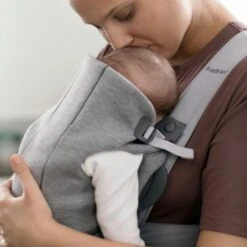 BabyBjörn Mini 3D Jersey Draagzak Lichtgrijs -Beste Kinderserie Winkel bc mini light grey 3d jersey 021072 03 339c