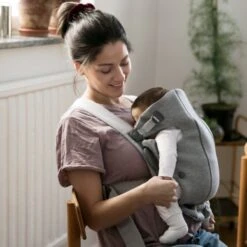 BabyBjörn Mini 3D Jersey Draagzak Lichtgrijs -Beste Kinderserie Winkel bc mini light grey 3d jersey 021072 04 348d