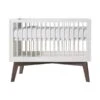 Kidsmill Sixties Babybed Wit Mat / Walnoot 60 X 120 Cm -Beste Kinderserie Winkel sixties ledikant wit mat walnoot 60 x 120 cm d253